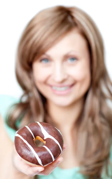 Χαμογελαστή γυναίκα τρώει ένα κέικ — Φωτογραφία Αρχείου