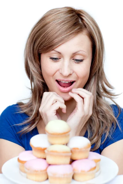 Sabırsız kadın bir pasta yeme — Stok fotoğraf