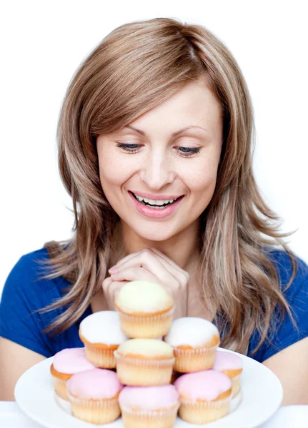 Niedliche Frau isst einen Kuchen — Stockfoto