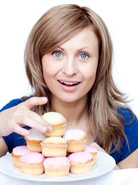 Hübsche Frau isst einen Kuchen — Stockfoto
