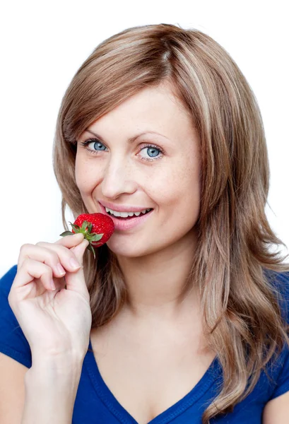 Stralende vrouw eten aardbeien — Stockfoto
