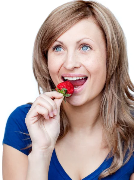 Aufgeweckte Frau isst Erdbeeren — Stockfoto