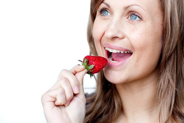 Νεαρή γυναίκα τρώει φράουλες — Φωτογραφία Αρχείου