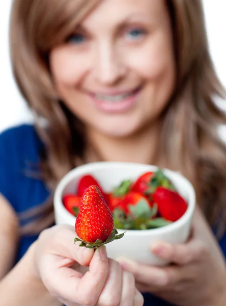 Niedliche Frau isst Erdbeeren — Stockfoto