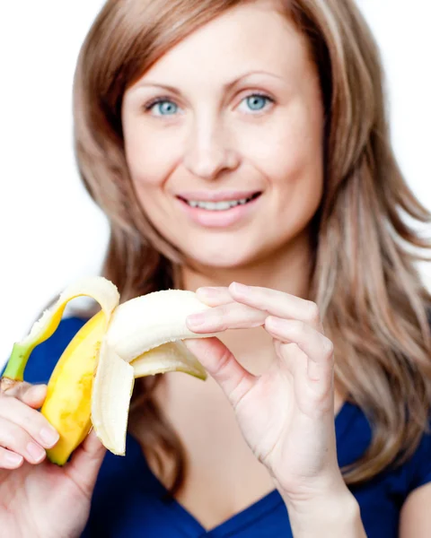 Mulher radiante segurando um bananna — Fotografia de Stock