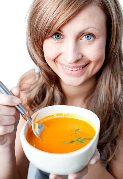 Позитивна жінка тримає миску з супом — стокове фото