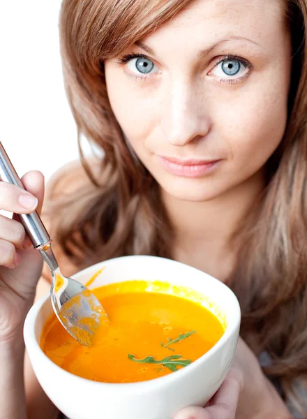 Улыбающаяся женщина с тарелкой супа — стоковое фото