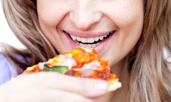 Primer plano de una mujer comiendo una pizza — Foto de Stock
