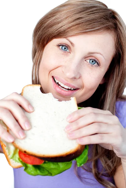 Mulher feliz comendo um sanduíche — Fotografia de Stock