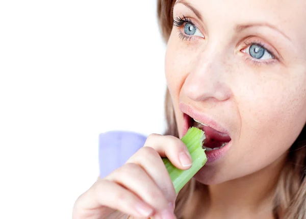 セロリを食べて魅力的な若い女性 — ストック写真