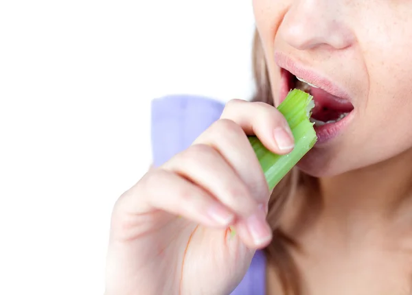 Primer plano de una mujer comiendo apio —  Fotos de Stock