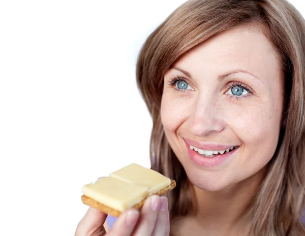 Fröhliche Frau isst einen Cracker mit Käse — Stockfoto