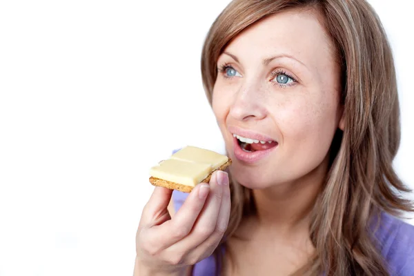 Ελκυστική γυναίκα τρώει μια κροτίδα με τυρί — Φωτογραφία Αρχείου