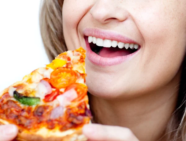 Primer plano de una mujer sonriente comiendo una pizza — Foto de Stock