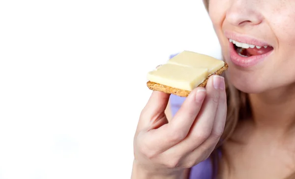 Κοντινό πλάνο του μια γυναίκα τρώει μια κροτίδα με τυρί — Φωτογραφία Αρχείου