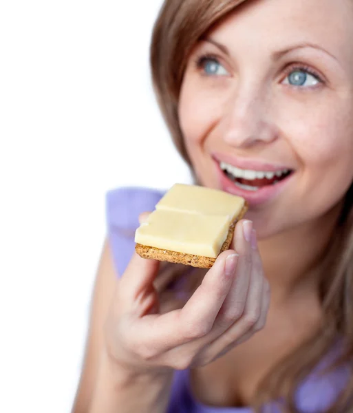 Stralende vrouw een cracker met kaas eten — Stockfoto