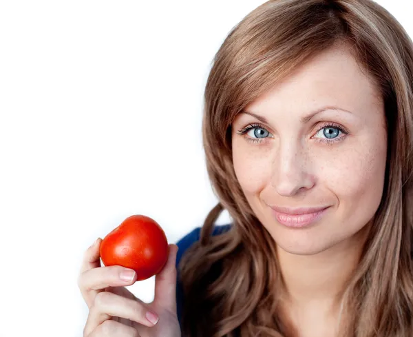 Donna attraente che tiene un pomodoro — Foto Stock
