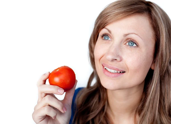 Позитивная женщина держит помидор — стоковое фото