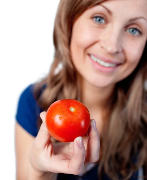 Улыбающаяся женщина держит помидор — стоковое фото