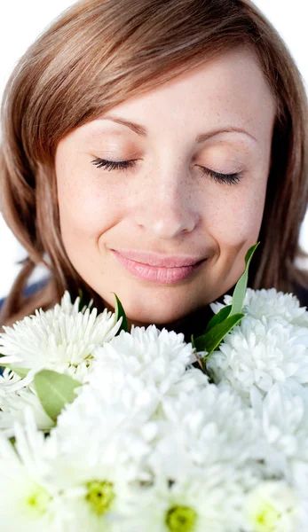 Retrato de uma mulher sorridente segurando um monte de flores — Fotografia de Stock