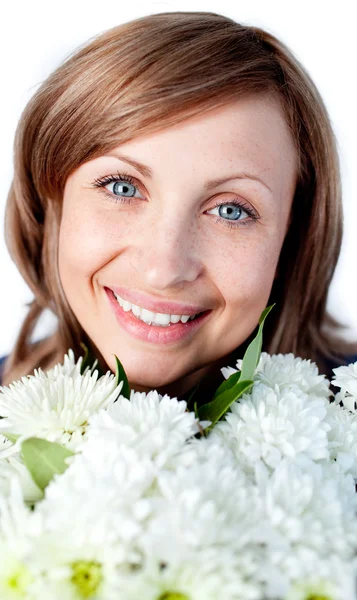 Retrato de uma mulher feliz segurando um monte de flores — Fotografia de Stock