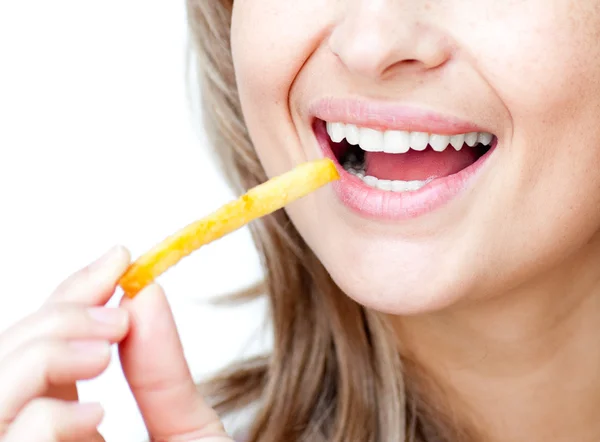 Primo piano di una donna sorridente che mangia patatine fritte — Foto Stock