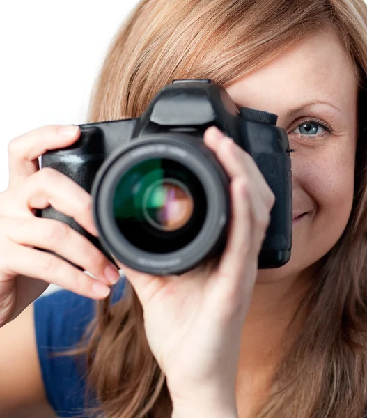 Uśmiechnięta kobieta z aparatem fotograficznym — Zdjęcie stockowe