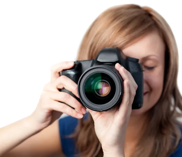 Γοητευτική γυναίκα χρησιμοποιώντας μια φωτογραφική μηχανή — Φωτογραφία Αρχείου