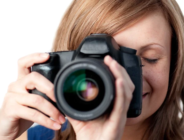 Όμορφη γυναίκα χρησιμοποιώντας μια φωτογραφική μηχανή — Φωτογραφία Αρχείου