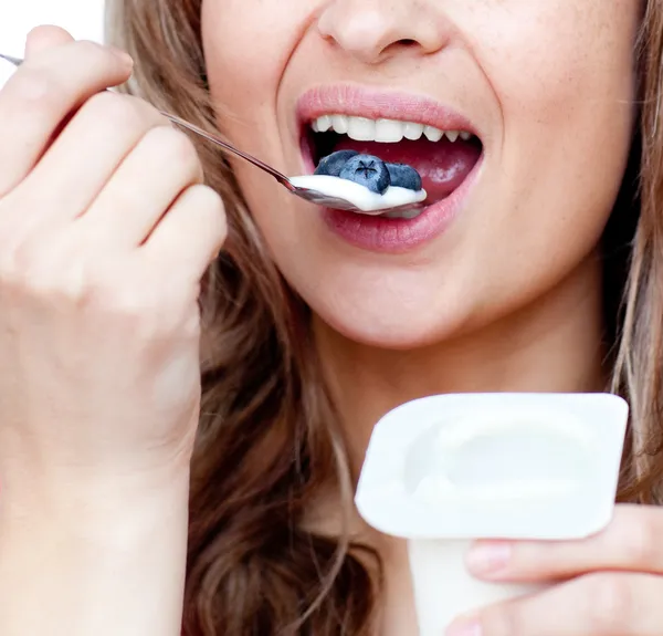 Close-up de uma mulher comendo um iogurte — Fotografia de Stock