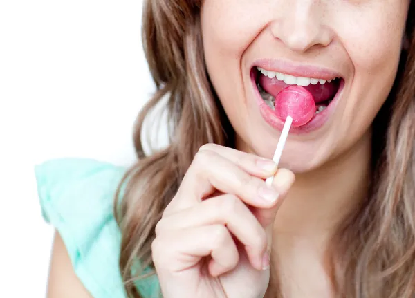 一个女人吃棒棒糖的特写 — 图库照片