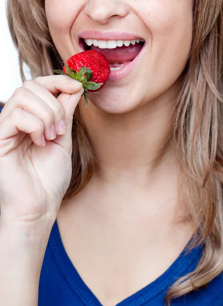 Крупным планом женщина ест клубнику — стоковое фото