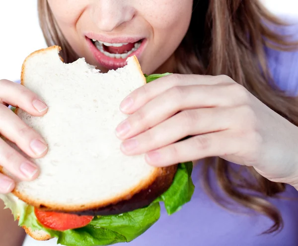 Nahaufnahme einer Frau, die ein Sandwich isst — Stockfoto