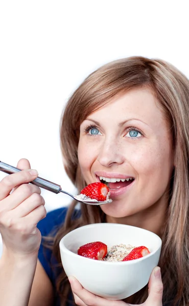 Mulher sorridente tomando um café da manhã saudável — Fotografia de Stock