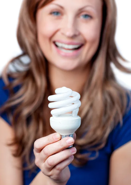 Strahlende Frau hält eine Glühbirne in der Hand — Stockfoto