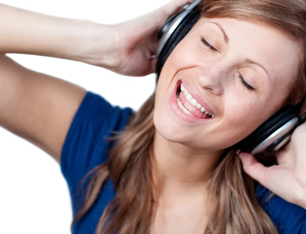 Roztomilá žena poslech hudby s sluchátka — Stock fotografie