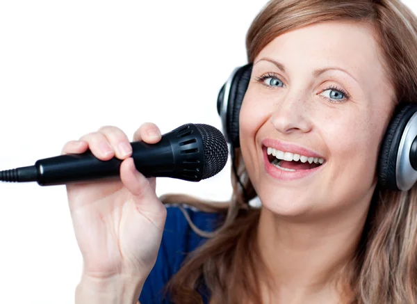 Fröhliche Frau hört Musik mit Kopfhörer — Stockfoto