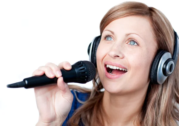 Verheugd vrouw luisteren muziek met hoofdtelefoon en zang — Stockfoto