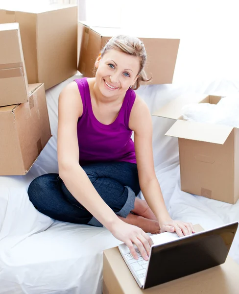 Leuke vrouw met behulp van een laptop in de woonkamer — Stockfoto