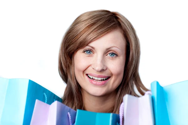 Güzel bir kadın kendi alışveriş torbaları gösterilen — Stok fotoğraf