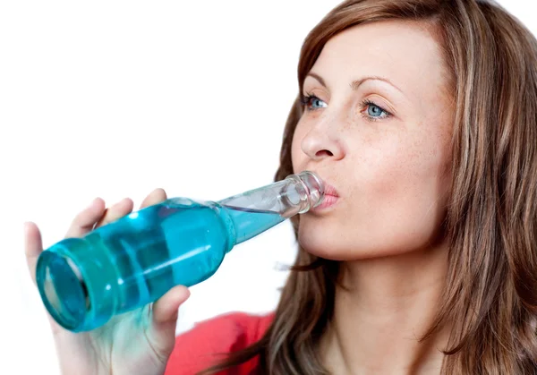 ผู้หญิงน่ารัก ดื่มเครื่องดื่มสีฟ้า — ภาพถ่ายสต็อก