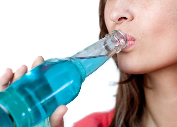 ผู้หญิงที่มีความสุข ดื่มเครื่องดื่มสีฟ้า — ภาพถ่ายสต็อก