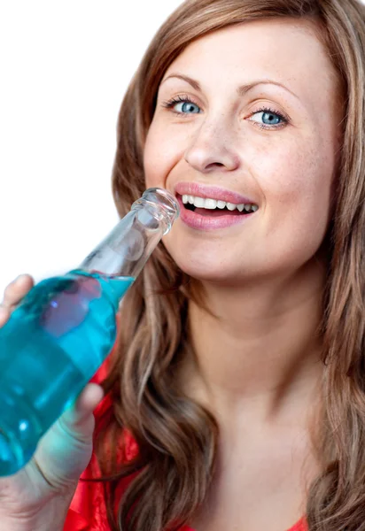 Сияющая женщина пьет синий напиток — стоковое фото