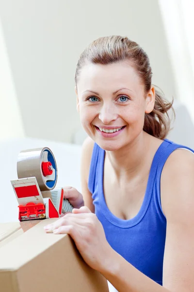 Radiant woman packing boxes in the living-room — Stock Photo, Image