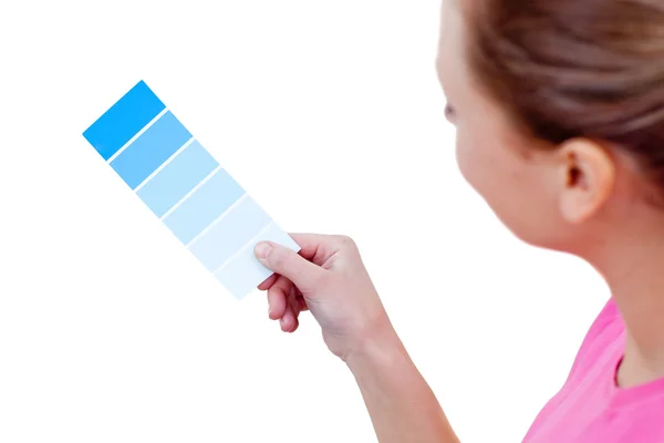 Mujer caucásica eligiendo un color para decorar su casa —  Fotos de Stock
