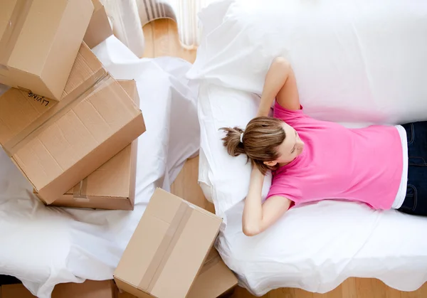 Caucasian woman relaxing between boxes — Stock Photo, Image