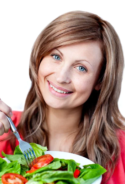 Mulher encantada está comendo uma salada — Fotografia de Stock
