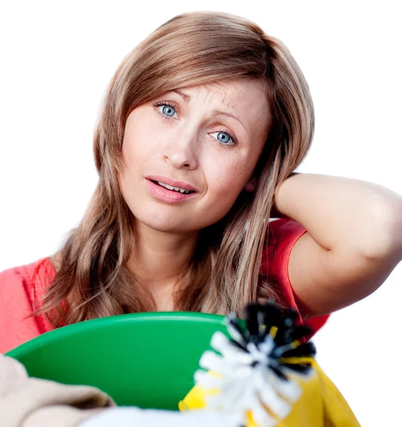 Retrato de una mujer alegre haciendo tareas domésticas — Foto de Stock