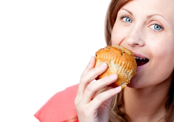 Mujer caucásica está comiendo un panecillo —  Fotos de Stock