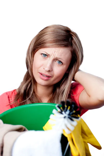 Retrato de uma mulher estressada fazendo tarefas domésticas — Fotografia de Stock